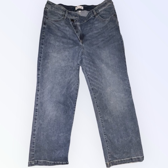 Lane Bryant - Signature Fit High Rise Straight Jean - Light Wash - 18 short - Picture 3 of 4